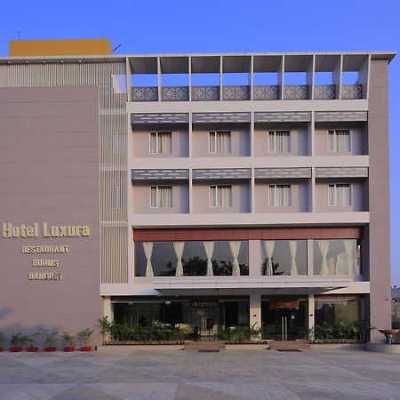 Hotel Luxura Godhra エクステリア 写真