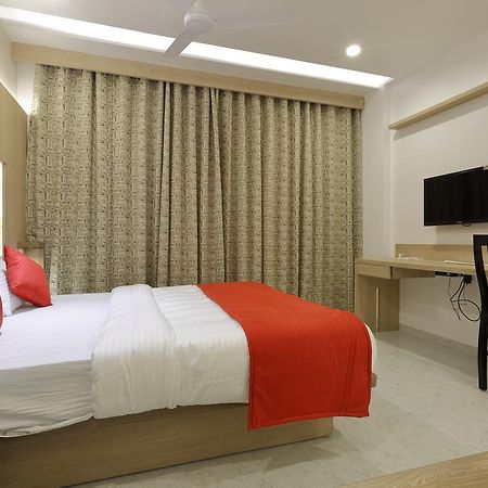 Hotel Luxura Godhra エクステリア 写真