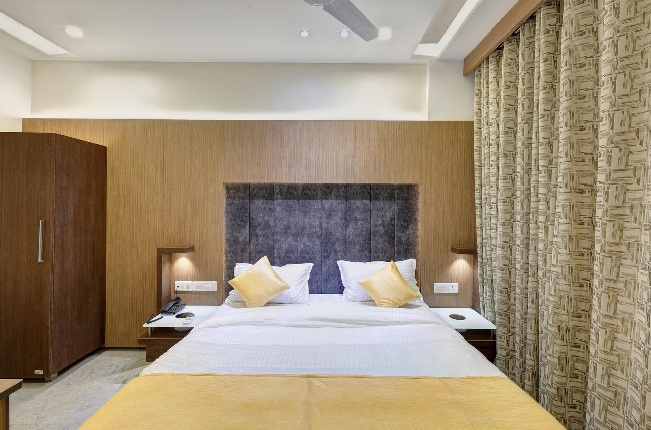 Hotel Luxura Godhra エクステリア 写真