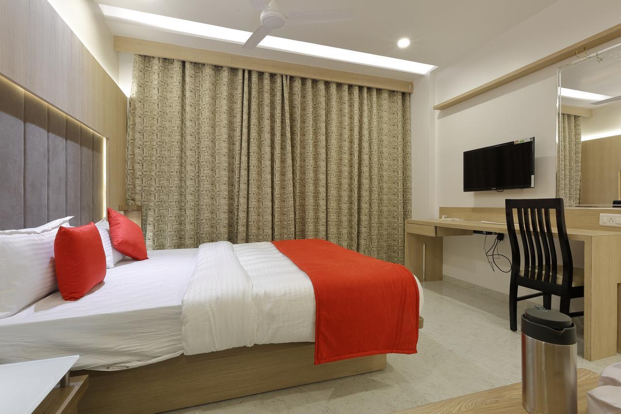 Hotel Luxura Godhra エクステリア 写真