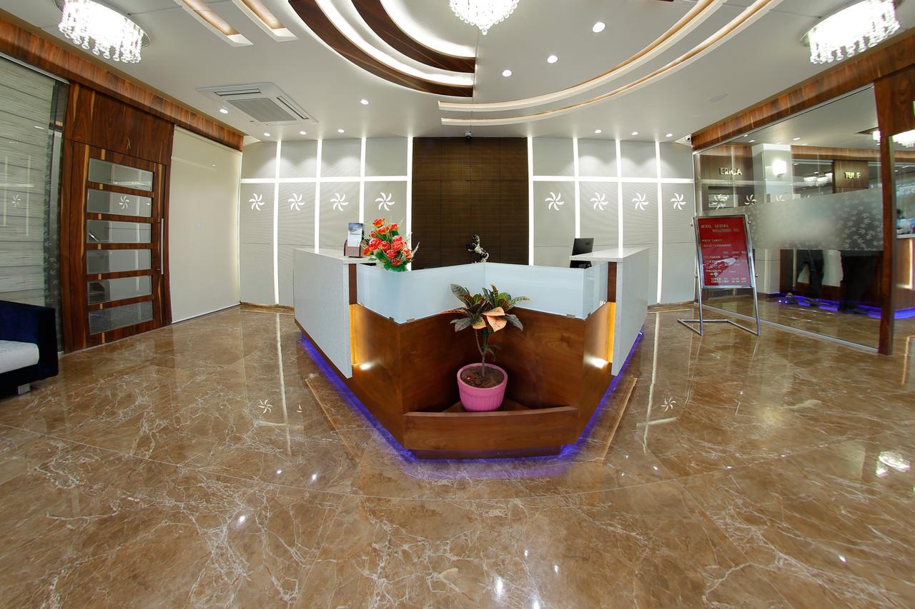 Hotel Luxura Godhra エクステリア 写真