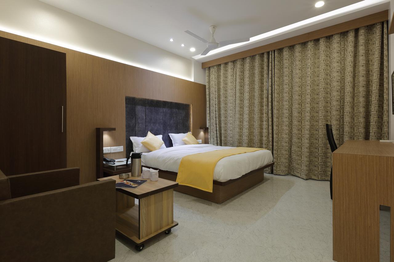 Hotel Luxura Godhra エクステリア 写真