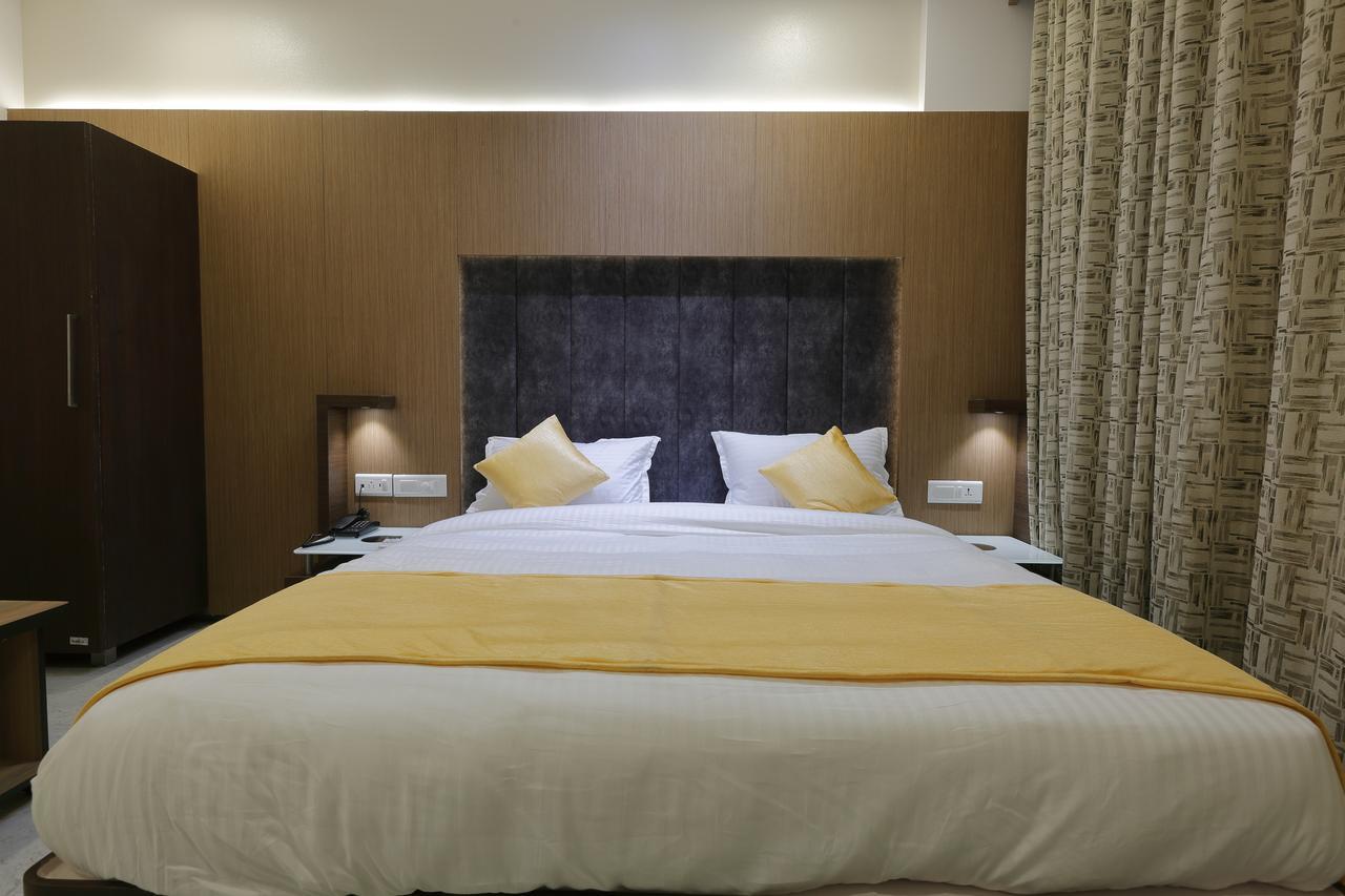 Hotel Luxura Godhra エクステリア 写真