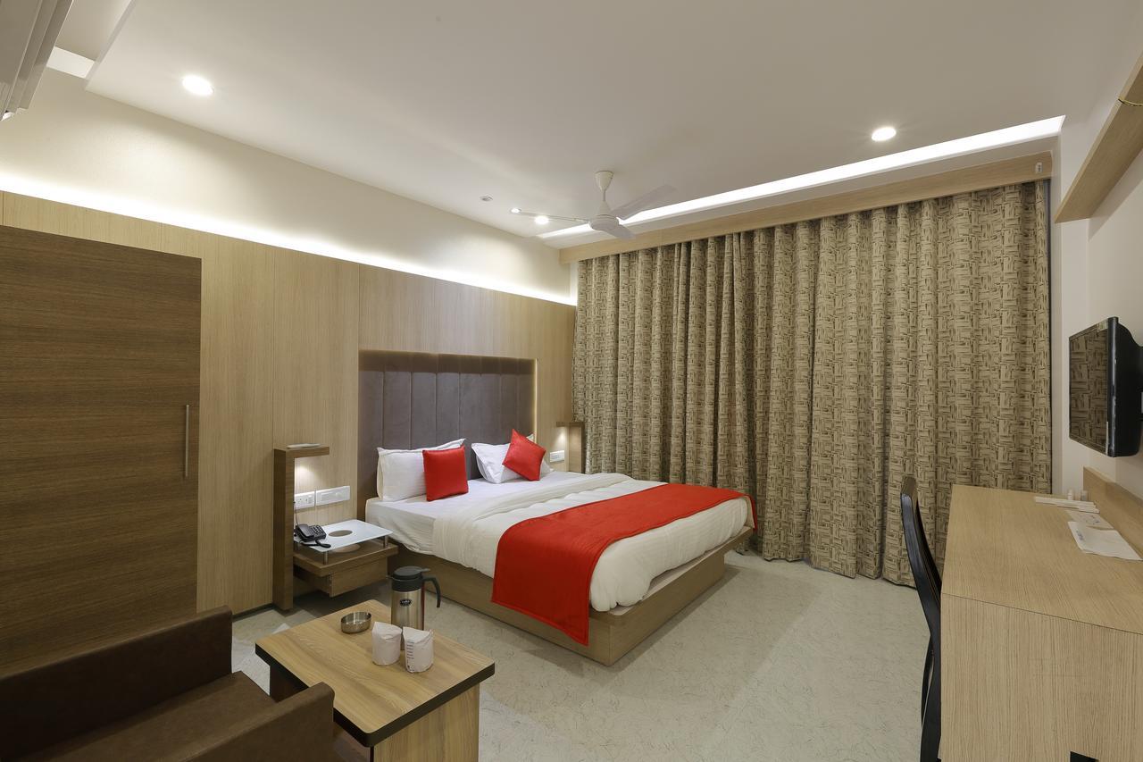 Hotel Luxura Godhra エクステリア 写真