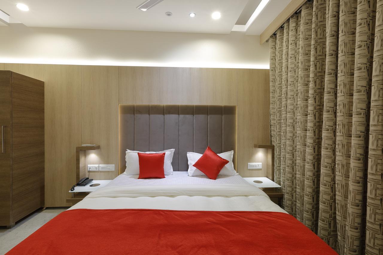 Hotel Luxura Godhra エクステリア 写真
