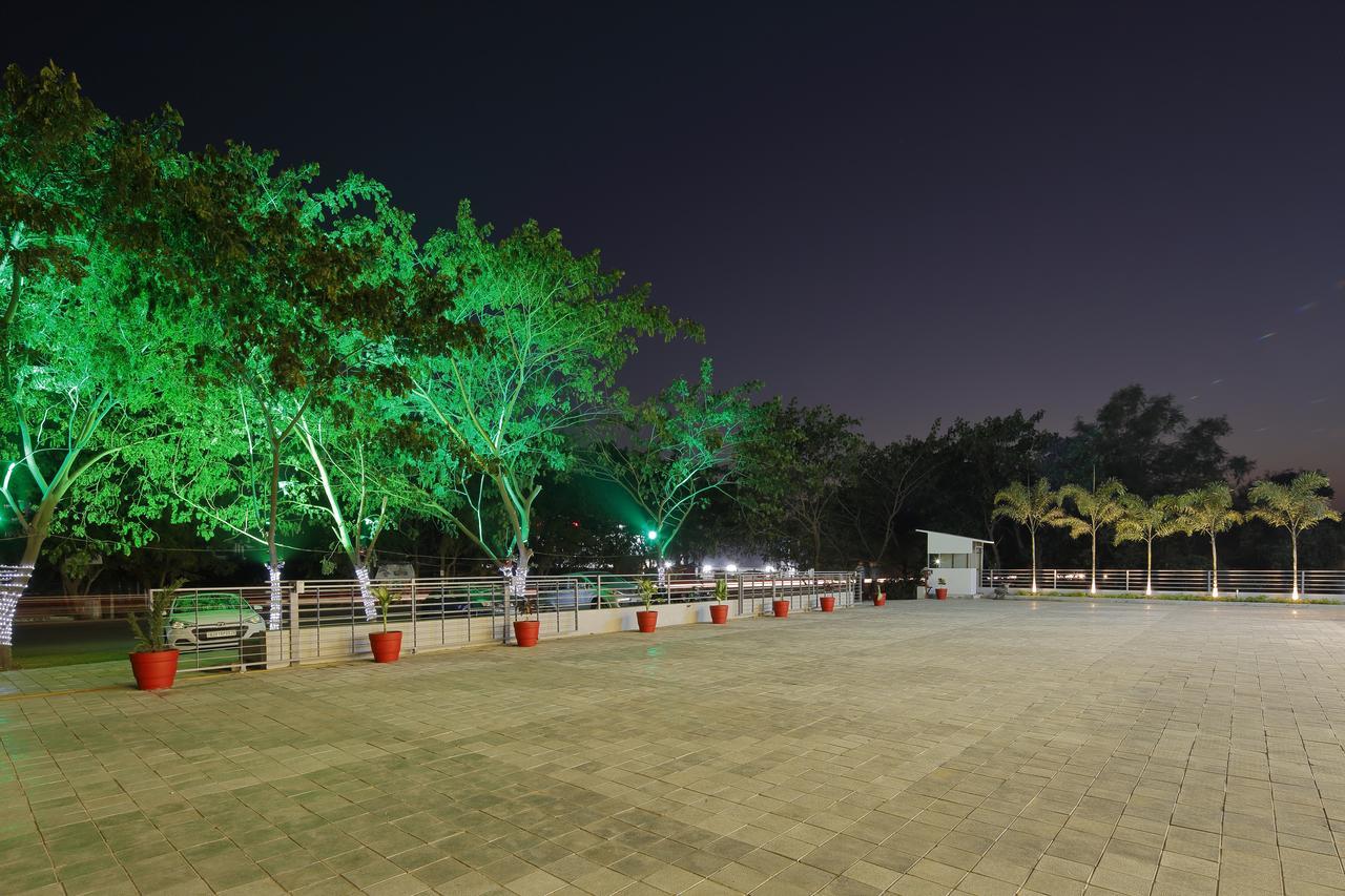 Hotel Luxura Godhra エクステリア 写真