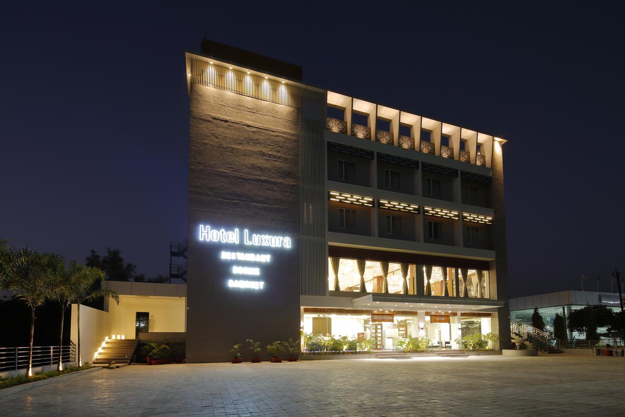 Hotel Luxura Godhra エクステリア 写真