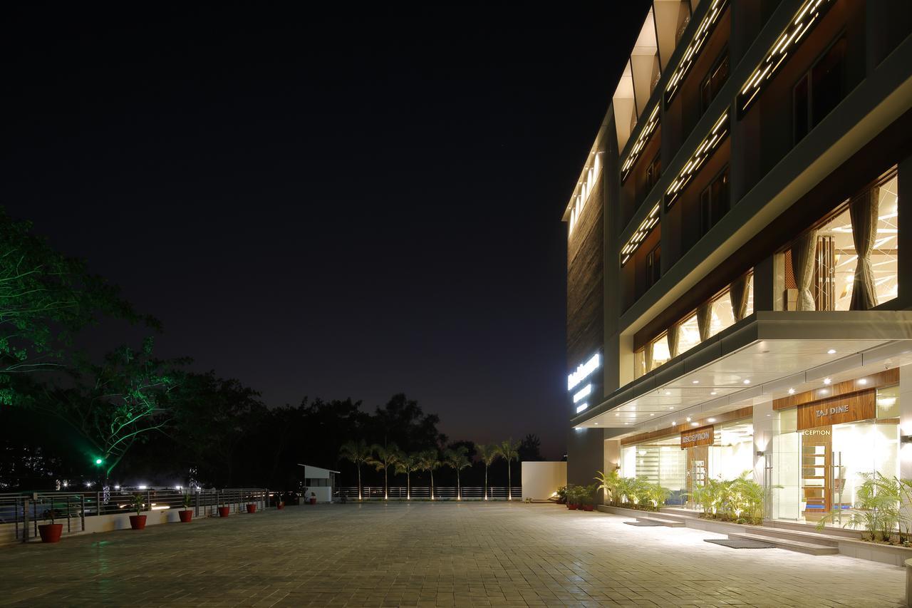 Hotel Luxura Godhra エクステリア 写真