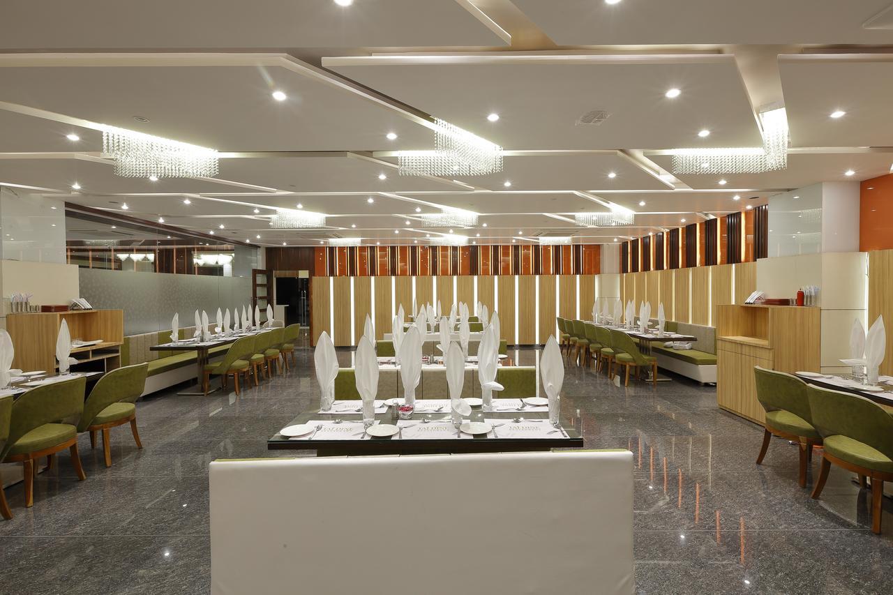 Hotel Luxura Godhra 部屋 写真